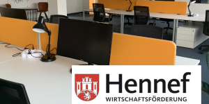 Open Space in der Denkschmiede Hennef mit Logo der Wirtschaftsförderung Hennef